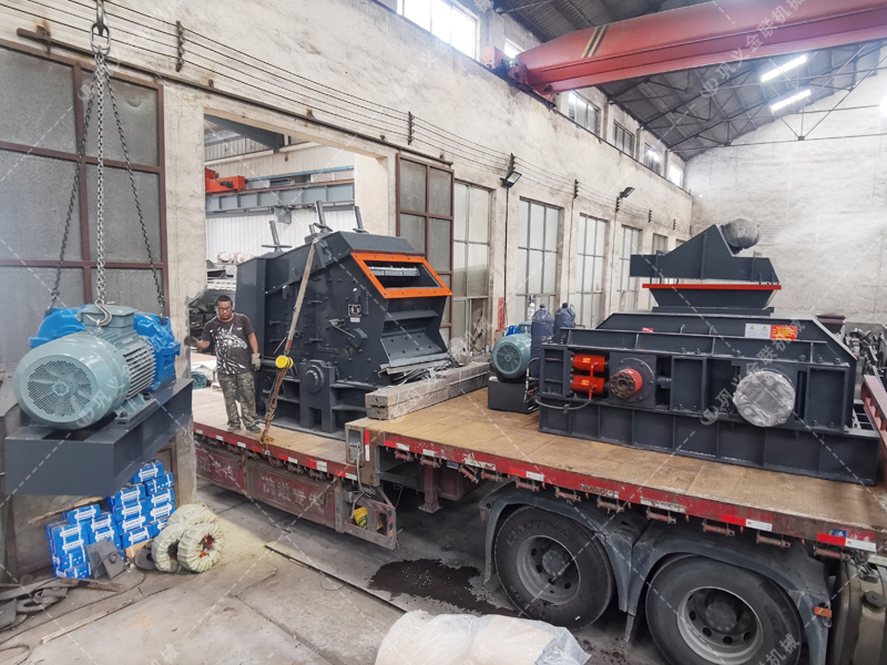 1000*700液壓對輥制砂機，1210反擊破發往四川