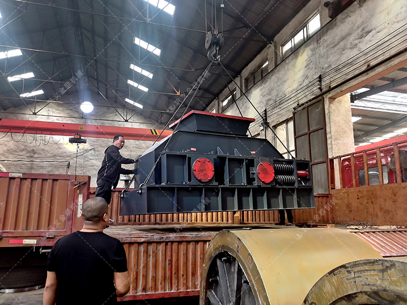 如何選擇青石制砂設(shè)備，時產(chǎn)50噸對輥制砂機多少錢一臺？